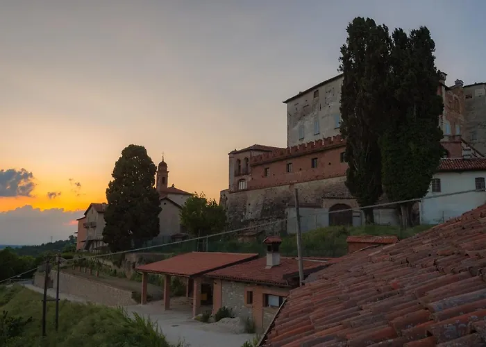 All'ombra Del Castello Bed & Breakfast 3*